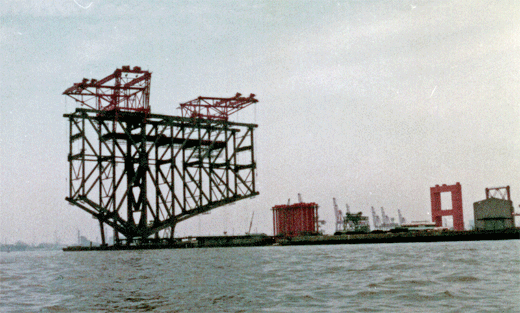 1973建設中の港大橋099-1.gif