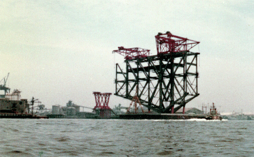 1973建設中の港大橋100-1.gif