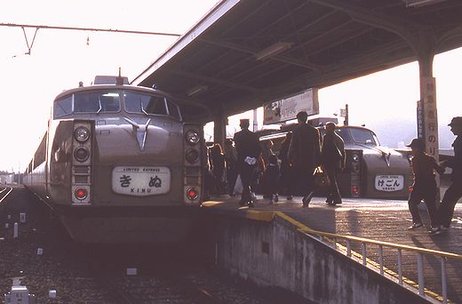 19861103鬼怒川駅084-1.jpg